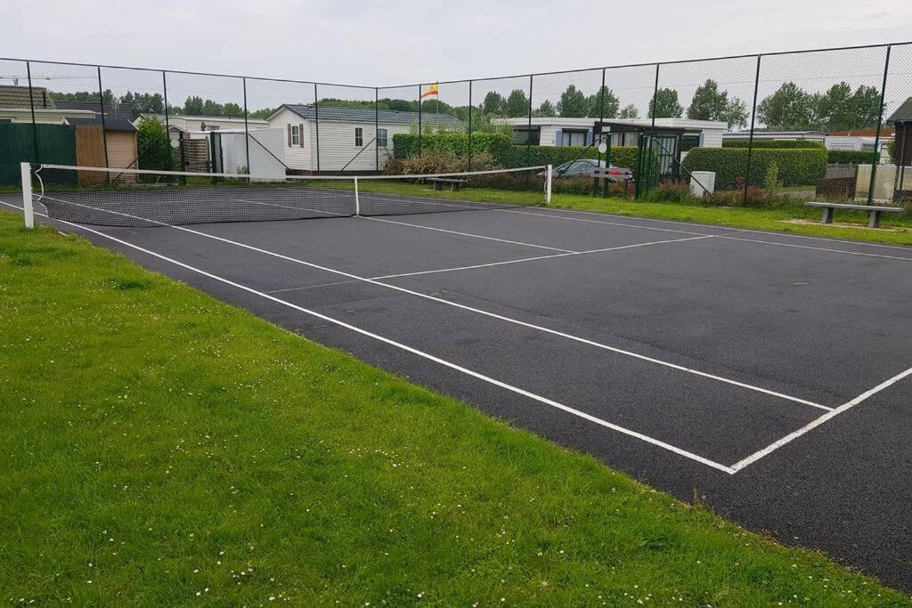 Gezellige Chalet In Nieuwpoort - Opkuis Inbegrepen In De Prijs オーストダインケルケ エクステリア 写真